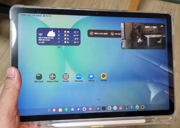 갤럭시 탭 S10 FE 전면부. 투명 젤리 케이스 커버를 씌웠다. 케이스 안에 S펜을 수납했고 전면 디스플레이에는 작은 화면으로 OTT가 나오도록 했다. 정옥재 기자
