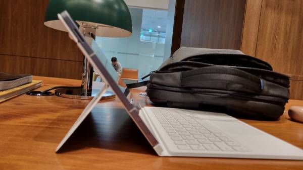 갤럭시 탭 S10 FE에서 정품 북 커버 케이스를 장착하고 거치한 옆 모습. 정옥재 기자