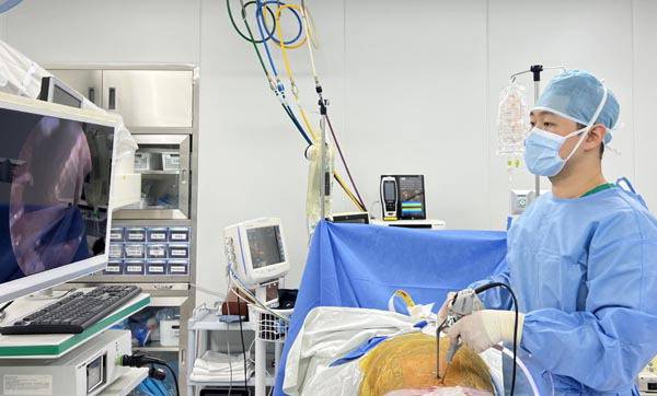 좋은삼선병원 척추센터 최윤희 과장이 양방향 척추내시경술을 시행하고 있다.  좋은삼선병원 제공