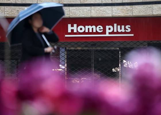 A Homeplus branch in central Seoul is seen before opening hours on April 22. [NEWS1]