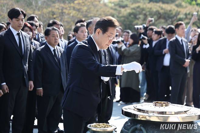 더불어민주당 이재명 대선후보가 28일 동작구 국립 서울현충원 현충탑에서 헌화하고 있다.