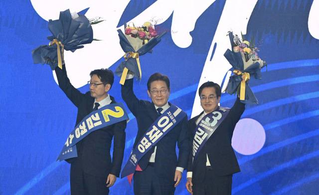 27일 경기 고양 일산 킨텍스에서 열린 더불어민주당 제21대 대통령 선거 후보자 선출을 위한 수도권 합동연설회에서 이재명 후보가 대선후보로 선출된 뒤 지지자들을 향해 인사하고 있다. 고양=이병주 기자