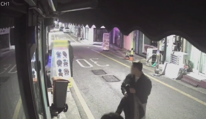 시민을 폭행 중인 조직원. 인천지검 제공