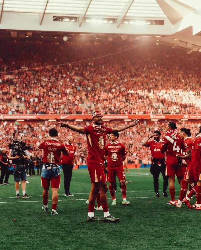 잉글랜드 프리미어리그 조기 우승을 확정 지은 리버풀 선수단이 기뻐하고 있는 모습. 코디 각포 인스타그램 캡처