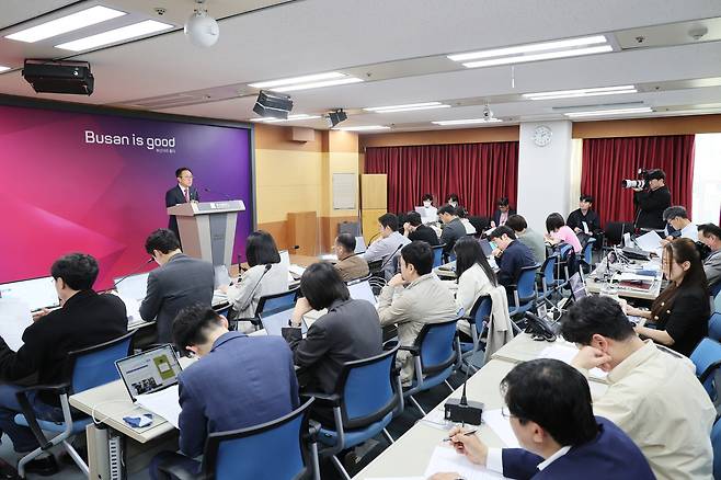 김광회 부산시 미래혁신부시장이 28일 가덕도 신공항 기본설계안 관련 브리핑에서 발언하고 있다. 김 부시장은 이날 브리핑에서 현대건설 컨소시엄이 제시한 108개월 공사 기간에 대해 강한 유감을 표명하고, 정부에 신속한 후속 조치를 촉구했다. 부산시 제공