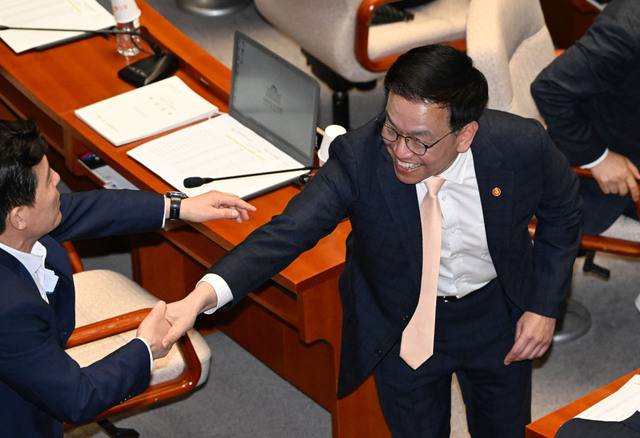 최상목 부총리 겸 기획재정부 장관이 28일 서울 여의도 국회 예산결산특별위원회 전체회의에서 참석자들과 인사하고 있다. 더불어민주당은 이날 이재명 대선 후보의 대표 정책인 지역화폐 예산 1조원이 반영된 추가경정예산안을 행정안전위원회 전체회의에서 단독 의결했다. 이병주 기자