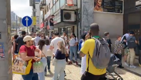 포르투갈 ATM 대기하고 있는 시민들 모습. X 캡처