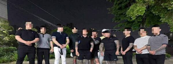 인천 한 폭력조직원 출소식 단체 사진. 인천지검 제공