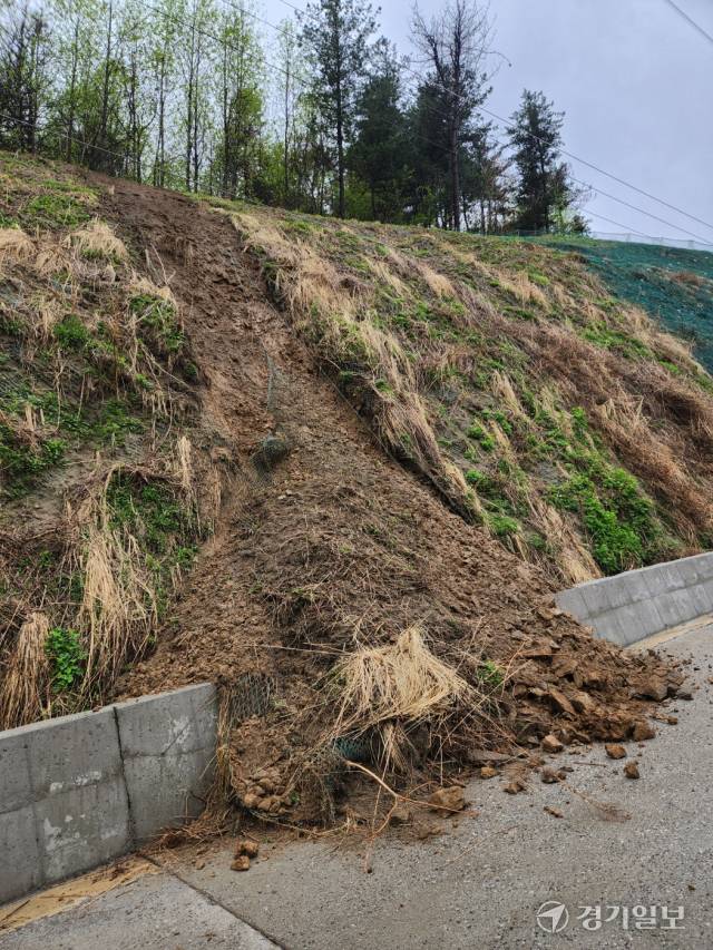 남양주 화도읍 창현2리 일대 포천~화도고속도로 공사로 조성된 경사면이 최근 내린 비로 무너져 내리면서 토석이 길에 쌓여 있다. 안형철기자