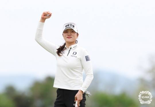 18번 홀에서 우승 확정하고 기뻐하는 김민선
