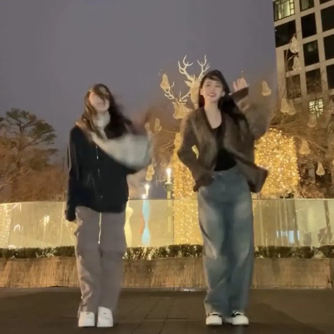 걸그룹 에스파 카리나(오른쪽)가 착용한 도매택 브랜드 OOTJ 데님 바지. [사진=SNS]