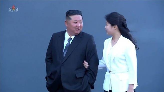 북한 김정은 국무위원장이 북한 해군 역사상 최대 규모로 평가 받는 5000t급 구축함 진수 기념식에 딸 김주애와 참석해 눈길을 끌었다. [사진출처 = 연합뉴스]
