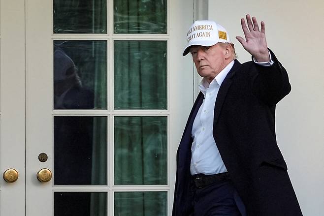 27일(현지시간) 도널드 트럼프 미국 대통령이 백악관 집무실로 향하며 손을 흔들고 있다. <로이터 연합뉴스>