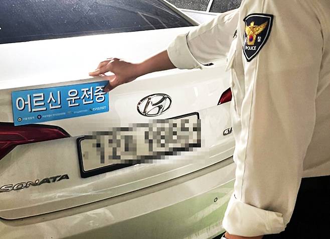 ‘어르신 운전중’ 표지 부착 모습. 서울시 자치경찰위원회