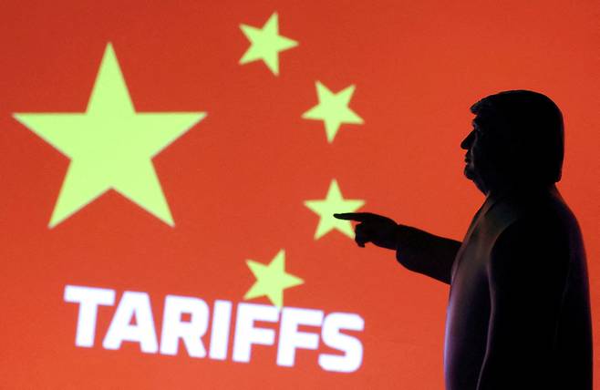 미국과 중국이 관세 문제를 놓고 마찰을 빚는 가운데 중국 온라인 유통업체 쉬인과 테무가 미국에서 판매 중인 상품 가격을 조정한 것으로 나타났다. [사진 출처 = 로이터, 연합뉴스]