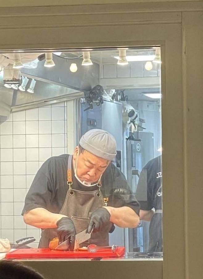 프랑스 현지에서 포착된 백종원 대표. [사진 = 온라인커뮤니티]