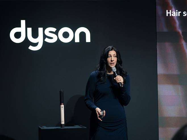 캐슬린 피어스(Kathleen Pierce) 다이슨 뷰티 부문 총괄이 28일 XYZ SEOUL에서 차세대 기술을 탑재한 ‘에어랩 코안다2x™(투엑스) 멀티 스타일러 앤 드라이어’를 전 세계 최초로 한국에 선보였다.