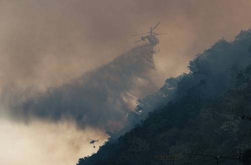 28일 오후 2시 1분께 대구 북구 노곡동 함지산에서 발생한 산불이 확산하는 가운데 헬기가 산불을 끄고 있다. [사진 출처 = 연합뉴스]