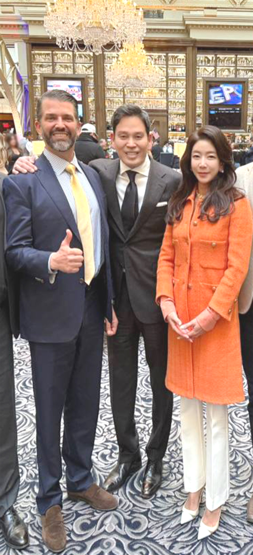 정용진 신세계그룹 회장과 부인 한지희 여사가 지난1월 18일(현지시간) 미국 워싱턴DC에서 트럼프 주니어를 만나고 있다. [사진=신세계그룹]