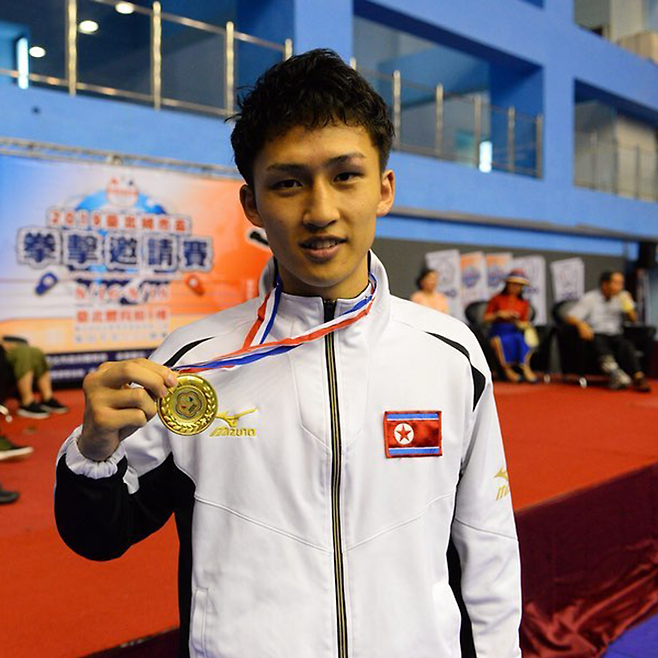 한량호가 2019년 대만 타이베이컵 금메달 기념 촬영을 하고 있다. 사진=재일본조선인복싱협회