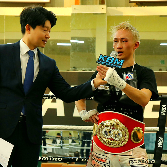 북한 체육 명수 출신 대한민국 권투선수 한양호가 2025년 4월 서울특별시 관악구민종합체육센터 국제복싱연맹 슈퍼플라이급 인터내셔널 챔피언 등극 인터뷰를 하고 있다. 사진=KBM 사단법인 한국복싱커미션