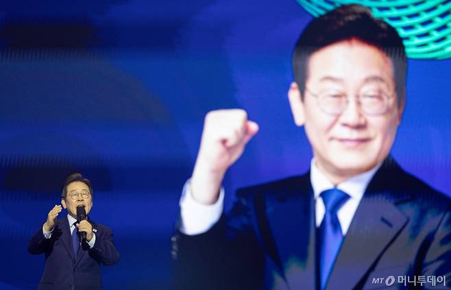 (고양=뉴스1) 이재명 기자 = 21대 대선 더불어민주당 후보로 선출된 이재명 후보가 27일 경기 고양시 킨텍스에서 열린 수도권·강원·제주 합동연설회에서 수락연설을 하고 있다. 2025.4.27/뉴스1 Copyright (C) 뉴스1. All rights reserved. 무단 전재 및 재배포, AI학습 이용 금지. /사진=(고양=뉴스1) 이재명 기자