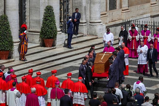 26일(현지시간) 바티칸 성 베드로 광장에서 프란치스코 교황 장례 미사를 마친 뒤 교황의 관이 마지막 안식처인 로마 산타 마리아 마조레 대성당으로 옮겨지는 모습./사진=뉴스1(로이터)