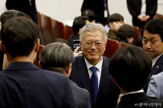 [서울=뉴시스] 권창회 기자= 문재인 전 대통령이 25일 국회도서관에서 열린 4.27판문점선언 7주년 기념식을 마치고 참석자들과 인사를 나누고 있다.(공동취재) 2025.04.25. photo@newsis.com /사진=