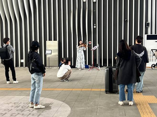 지난 21일 오후 서울 강남구 수서동 수서역 1번 출구와 2번 출구 사이 공터에서는 김빛날윤미씨(33)의 작은 바이올린 콘서트가 열렸다. 지나가던 시민들은 잠시 바쁜 걸음을 멈추고 클래식 연주에 빠져들었다. /사진=민수정 기자.