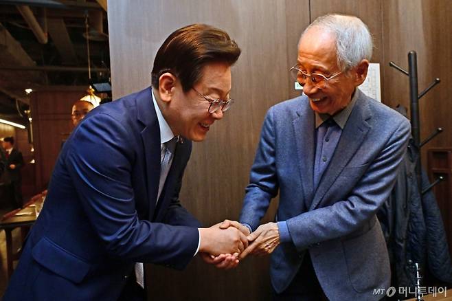 [서울=뉴시스] 권창회 기자 = 이재명 더불어민주당 대표가 30일 오전 서울 여의도 한 식당에서 윤여준 전 환경부 장관과 오찬 회동에 나서며 인사하고 있다. (공동취재) 2024.10.30. photo@newsis.com /사진=