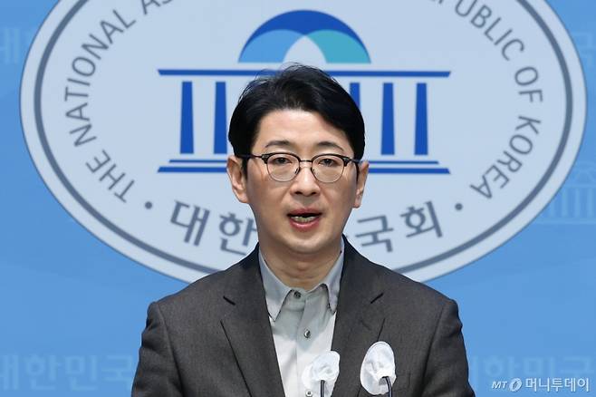 국민의힘 법률자문위원장인 주진우 의원이 16일 오후 서울 여의도 국회 소통관에서 더불어민주당 카톡 검열 고발 관련 기자회견을 열고 "민주당은 국민을 상대로 검열하고 협박하는 짓을 멈춰야 한다"고 말하고 있다. 2025.1.16/뉴스1  Copyright (C) 뉴스1. All rights reserved. 무단 전재 및 재배포,  AI학습 이용 금지.