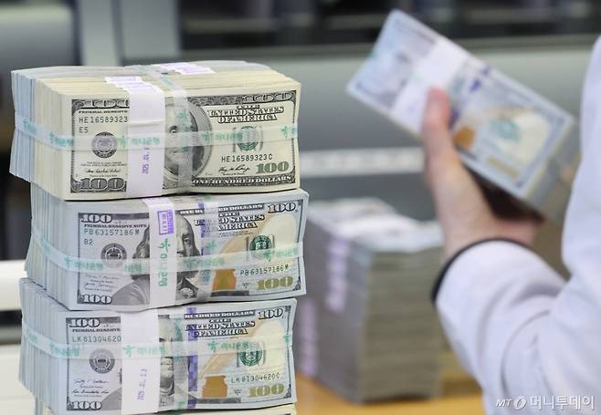 [서울=뉴시스] 황준선 기자 = 22일 서울 중구 하나은행 위변조대응센터에서 직원이 달러화를 정리하고 있다.   도널드 트럼프 미국 대통령이 제롬 파월 미국 연방준비제도 의장에게 금리 인하를 압박하며 연준의 독립성 침해 우려가 커지자 주요 6개국 통화대비 달러의 상대적 가치를 의미하는 달러 지수가 2022년 3월 이후 3년 만에 최저치인 98대 초반으로 떨어지는 등 달러 가치 하락이 지속되고 있다. 2025.04.22. hwang@newsis.com /사진=황준선