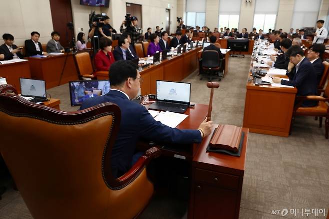 (서울=뉴스1) 김민지 기자 = 신정훈 행정안전위원장이 28일 서울 여의도 국회에서 열린 행정안전위원회 전체회의에서 2025년도 제1회 추가경정예산안(정부) 등 안건을 상정하며 의사봉을 두드리고 있다. 2025.4.28/뉴스1  Copyright (C) 뉴스1. All rights reserved. 무단 전재 및 재배포,  AI학습 이용 금지. /사진=(서울=뉴스1) 김민지 기자