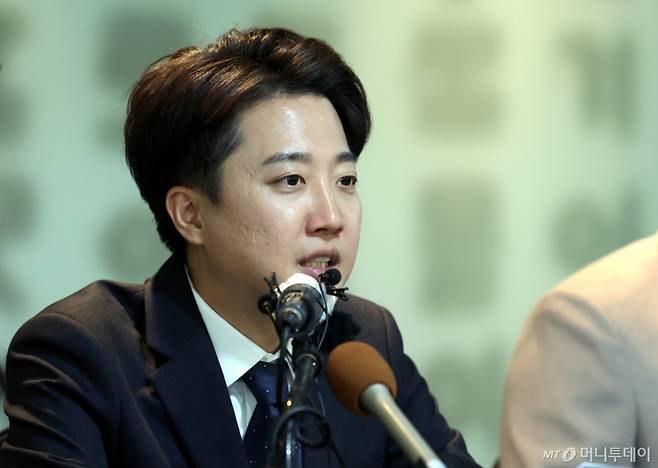 [서울=뉴시스] 이영환 기자 = 이준석 개혁신당 대선 후보가 28일 오후 서울 중구 한국프레스센터 서울외신기자클럽 라운지에서 외신기자 간담회를 하고 있다. 2025.04.28. 20hwan@newsis.com /사진=이영환