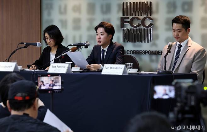 (서울=뉴스1) 김명섭 기자 = 이준석 개혁신당 대통령 후보가 28일 서울 중구 프레스센터에서 외신기자 간담회를 하고 있다.  2025.4.28/뉴스1  Copyright (C) 뉴스1. All rights reserved. 무단 전재 및 재배포,  AI학습 이용 금지. /사진=(서울=뉴스1) 김명섭 기자