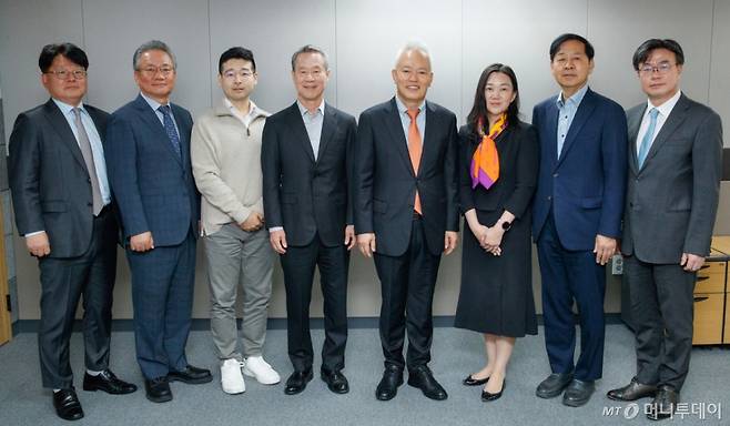 28일 서울 종로구 머니투데이 본사에서 진행된 '글로벌 코리아 인사이츠' 출범 이사회에서 홍선근 머니투데이 회장(왼쪽 네번째)과 백용호 이사장(왼쪽 다섯번째)이 이사진들과 함께 기념촬영을 하고 있다. 사진 오른쪽부터 김상곤 법무법인 광장 경영총괄 대표변호사, 구윤철 서울대 특임교수, 박선영 동국대 경제학과 교수, 백 이사장, 홍 회장, 김동호 한국신용데이터 대표, 강호병 머니투데이 대표, 오동희 GK인사이츠 사무총장. /사진=이기범 기자 leekb@