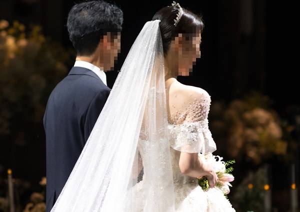 신혼집을 투룸 월세로 시작하는 예비부부가 신혼여행로 다투고 있다. 사진은 기사와 직접적인 관련 없는 삽화. /삽화=이미지투데이