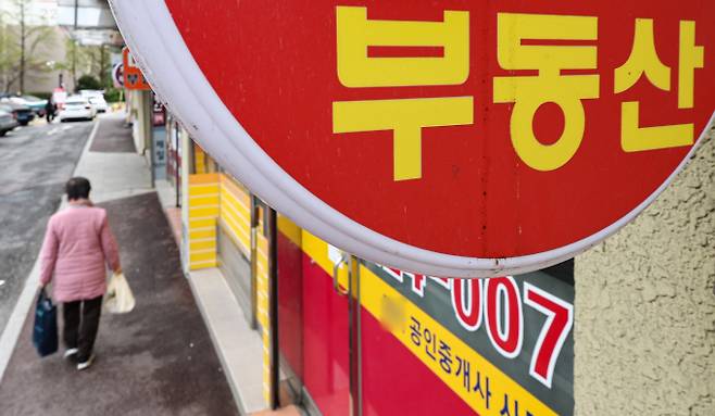 전문가들은 지방 미분양을 일부 해소할 수 있지만 물량이 많아 효과는 높지 않을 것이라고 내다봤다. 사진은 서울 시내 부동산의 모습. /사진=뉴스1