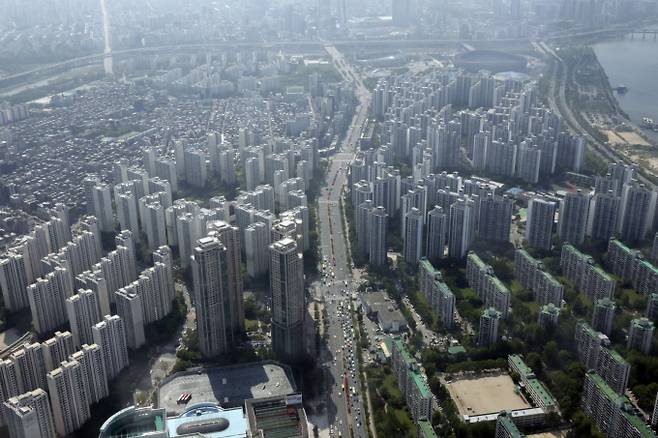 불필요한 임장을 제재하기 위해서는 부동산 중개를 체계화하는 노력이 필요하다는 업계 공감대가 모이고 있다. 사진은 이날 서울 시내 아파트 단지 모습. /사진=뉴시스