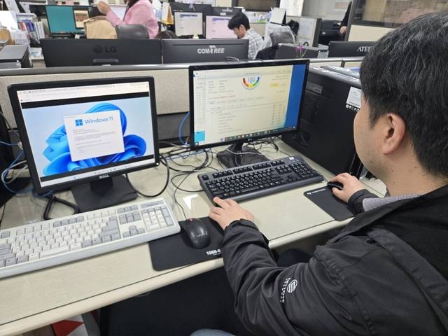 부산시 전산 업무자가 행정용 PC의 윈도우11 호환성 테스트를 하고 있다.
