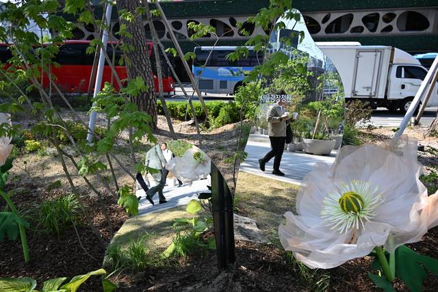 28일 새롭게 단장된 서울광장의 모습. 서울시청 제공