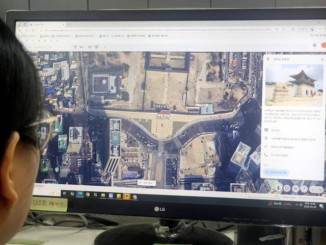 협상 테이블 오를 무기·지도 미국과의 관세 협상을 위해 정부가 28일 미국 무기 수입 확대와 고정밀 지도 공개 등의 방안을 검토할 것으로 전해졌다. 경기도 이천 육군항공사령부에서 활주로를 이륙하고 있는 AH-64E 아파치 공격 헬기(위 사진)와 전 세계를 위성사진 형태로 볼 수 있는 구글어스 화면 모습.  연합뉴스