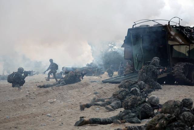 28일 오전 경북 포항시 북구 독석리 해안 일대에서 열린 해군·해병대 25년 전반기 합동상륙훈련 결정적 행동에서 해병대원들이 사주경계를 하고 있다.  뉴시스 제공