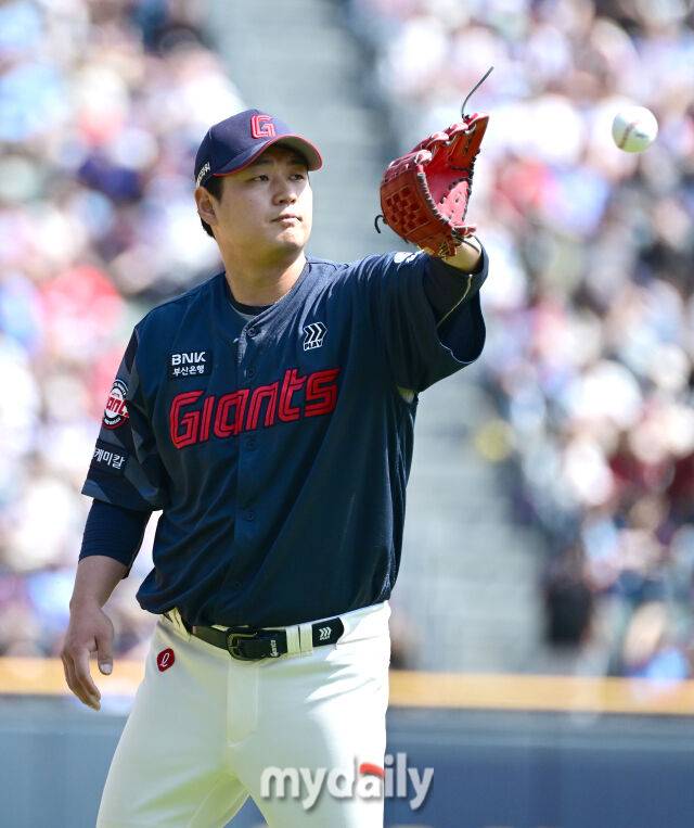 2025년 4월 26일 오후 서울 잠실구장에 진행된 '2025 신한 SOL뱅크 KBO 리그' 롯데 자이언츠와 두산 베어스의 경기. 롯데 선발투수 나균안이 투구를 준비하고 있다./마이데일리