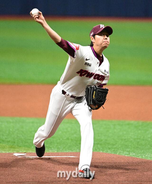 2025년 4월 22일 오후 서울 고척스카이돔에 진행된 '2025 신한 SOL뱅크 KBO 리그' 두산 베어스와 키움 히어로즈의 경기. 키움 선발투수 하영민이 역투하고 있다./마이데일리