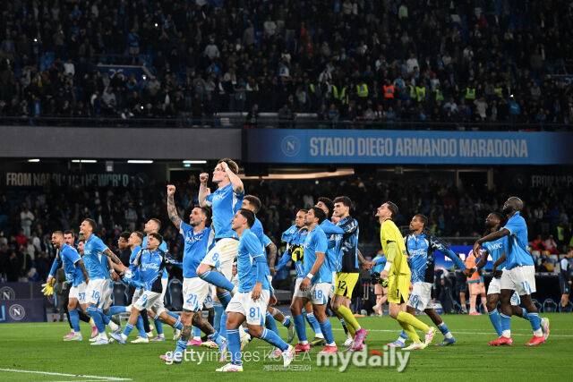 나폴리 선수들이 28일 토리노와 경기에서 승리 후 세리머니하고 있다. /게티이미지코리아