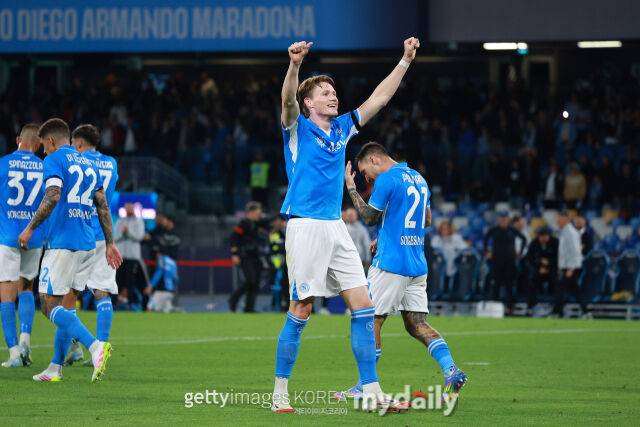 맥토미니(오른쪽에서 두 번째)가 골을 터뜨린 후 환호하고 있다. /게티이미지코리아