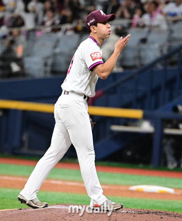 2025년 4월 22일 오후 서울 고척스카이돔에 진행된 '2025 신한 SOL뱅크 KBO 리그' 두산 베어스와 키움 히어로즈의 경기. 키움 주승우가 9회초 구원등판해 투구를 준비하고 있다./마이데일리