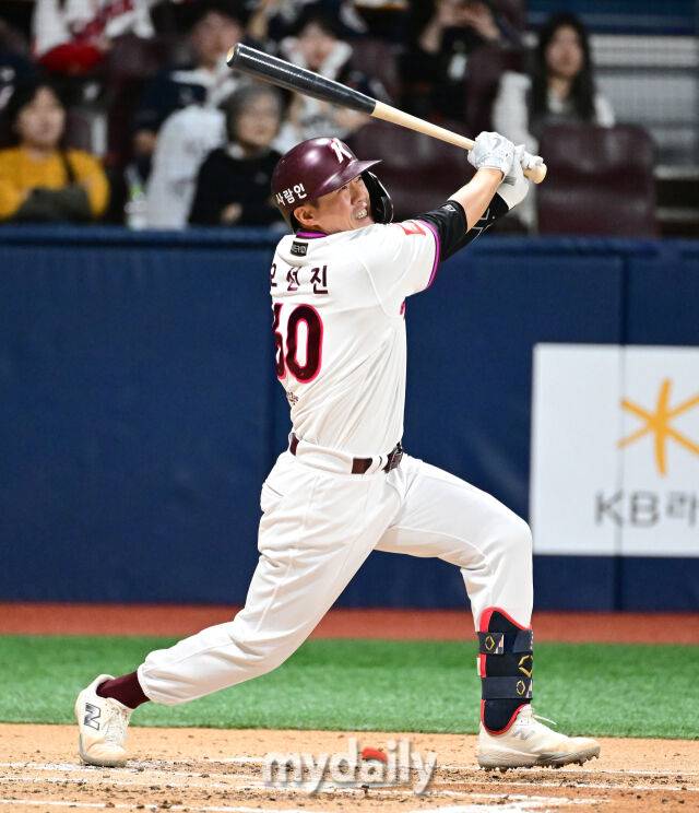 2025년 4월 23일 오후 서울 고척스카이돔에 진행된 '2025 신한 SOL뱅크 KBO 리그' 두산 베어스와 키움 히어로즈의 경기. 키움 오선진이 2회말 2사 1.3루서 중견수 플라이를 치고 있다./마이데일리