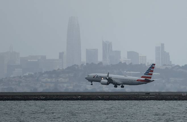 미국 샌프란시스코 국제공항에 착륙하는 아메리칸항공 여객기 모습 [AFP]